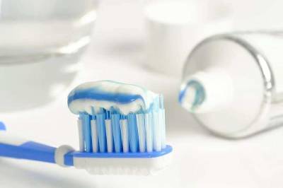 Профессор вирусологии Александр Чепурнов оценил способность зубной пасты уничтожать коронавирус