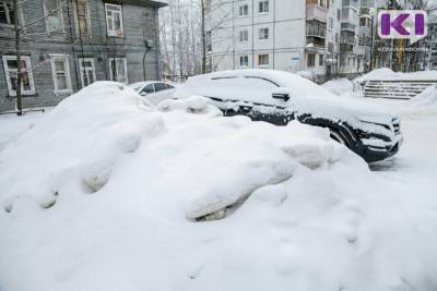 В Сыктывкаре сигнальная лента не спасла коммунальщиков в споре об упавшей на авто снежной глыбе