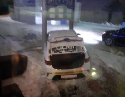 Очевидцы: в Кемерове автомобиль такси врезался в табло на АЗС