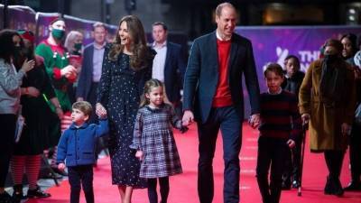 Кейт Миддлтон и принц Уильям впервые показались на публике с тремя детьми