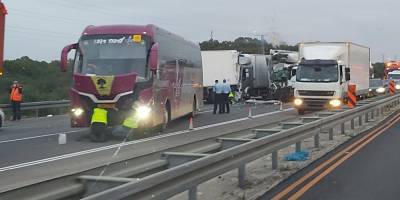 Три грузовика и автобус столкнулись на шоссе №2