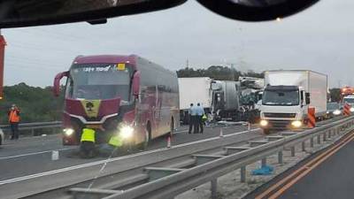 Три грузовика и автобус столкнулись на шоссе № 2, пострадали 5 человек