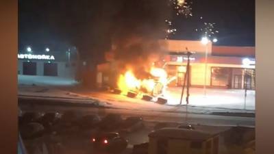 Эффектный пожар в новосибирском магазине пиротехники попал на видео