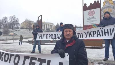 На Майдане появился постоянный пикет с призывом «Зеленского геть!»