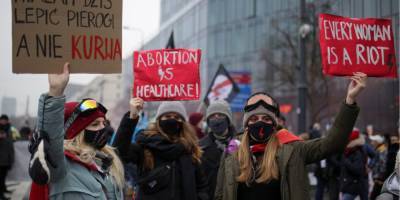 В Варшаве тысячи человек вышли на протест против ужесточения закона об абортах