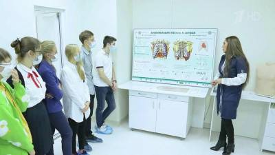 Во Владивостоке школьников старших классов, которые мечтают стать врачами, обучают основам профессии