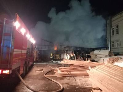 Ангар на площади 200 квадратных метров горел ночью в Сормовском районе