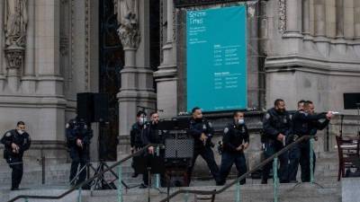 Момент ликвидации стрелка у собора в Нью-Йорке попал на камеры — видео