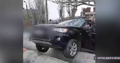 Авто на теплотрассе: в Херсоне внедорожник в результате ДТП залетел на теплосеть