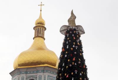 "Сложно ожидать инноваций": в ОП раскритиковали снятие шляпы с главной елки Украины