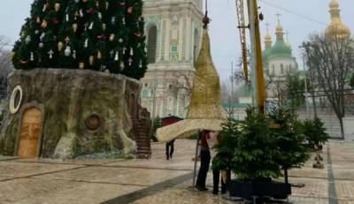 С главной украинской елки в Киеве сняли «колдовскую» шляпу