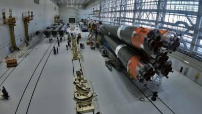 Ракета "Союз-2.1б" на космодроме Восточный готовится к отправке на стартовый комплекс