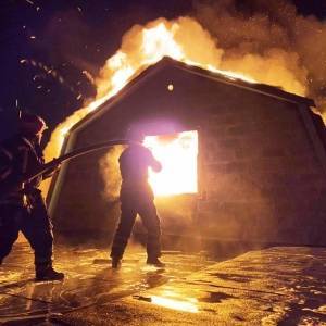 В Энергодаре сгорел жилой дом в дачном кооперативе. Фото