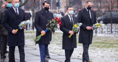 Руководство Украины во главе с Зеленским возложило цветы к памятнику Героям Чернобыля (ФОТО)