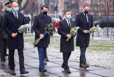 Президент, премьер и глава Рады почтили подвиг ликвидаторов чернобыльской катастрофы