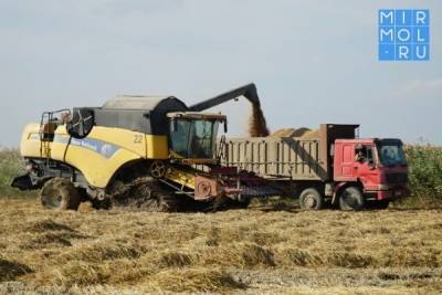 Аграриям Дагестана закуплено сельхозтехники на 500 млн рублей