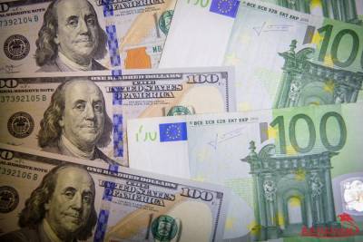 Доллар и евро теряют в весе утром в понедельник