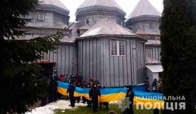 Украинская полиция открыла три уголовных дела после штурма храма УПЦ в Черновицкой области