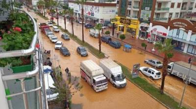На юге Турции из-за рекордных осадков затопило улицы