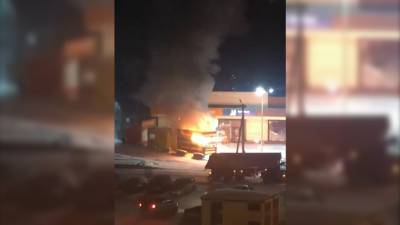Пожар в киоске с пиротехникой в Новосибирске — видео