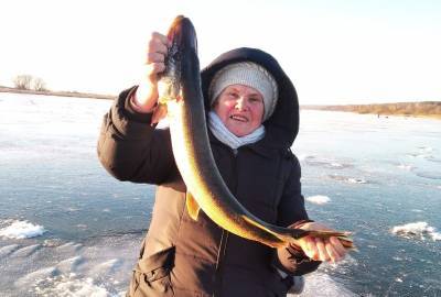 70-летняя рязанка освоила зимнюю рыбалку и поймала большую щуку