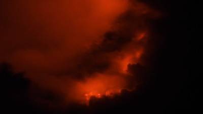 Вулкан Этна выбросил лаву и пепел.