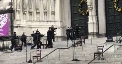 В Нью-Йорке мужчина открыл стрельбу во время рождественского концерта в соборе