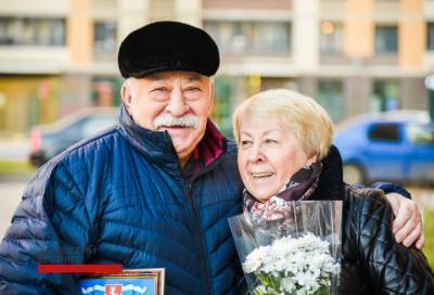 Из ЗАГСа – к новогоднему столу: семейную пару из Кудрово с необычной датой свадьбы поздравили с 50-летием брака
