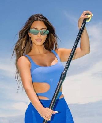 Голубая лагуна: притягательный образ Ким Кардашьян для катания на сапборде