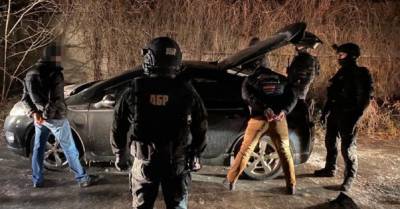Трое киевских полицейских удерживали человека, вымогая взятку из-за янтаря — ГБР
