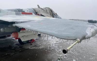 В Сети появилась фотография обледеневшего самолета ВСУ