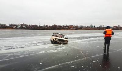 ВАЗ провалился под лед в Липецкой области. В автомобиле находились два человека