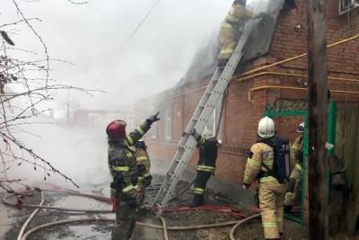 В Ростове рядом с рощей СКА загорелся частный дом