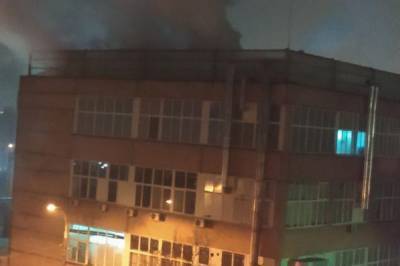В Киеве из-за поломки очевидцы заявили о масштабном пожаре на здании витаминного завода (фото)