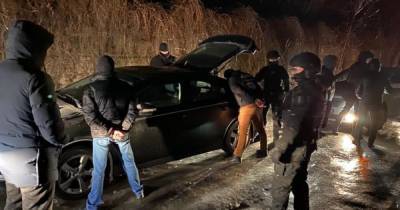 В Киеве полицейские за $3000 пообещали закрыть глаза на незаконное хранение янтаря