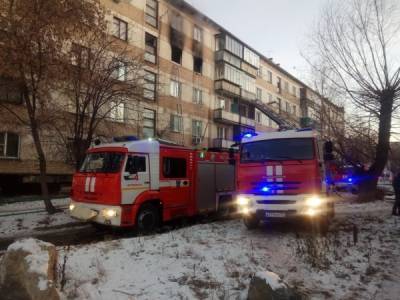 В Челябинске при пожаре в бывшем общежитии погибла женщина