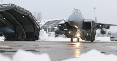 Из-за непогоды обледенели самолеты ВВС ВСУ, находящиеся на боевом дежурстве (фото)