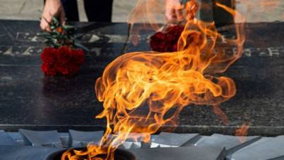 В Крыму вандалы сожгли венки у Вечного огня