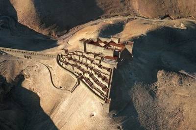 На берегу Мертвого моря археологи обнаружили тронный зал библейского царя (ФОТО)