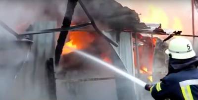 Спасатели подняты по тревоге: в районе столичной Борщаговки горит завод Эелктронмаш