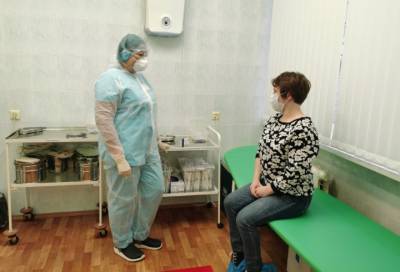 Ленинградских медиков начали прививать от коронавируса