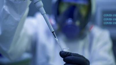 В России продолжается вакцинация от коронавируса людей из группы риска