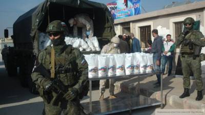 Военнослужащие РФ раздали продуктовые наборы жителям провинции Даръа в САР