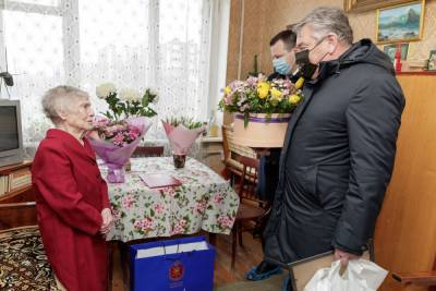 Алексей Дюмин поздравил ветерана Марию Васильевну Прасолову со 100-летием