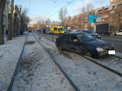 В Екатеринбурге Lada вылетела на трамвайные пути и сбила отца с ребенком. Мужчина погиб