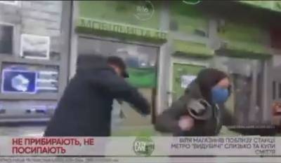 В Киеве мужчина набросился на журналистку и сам упал в лужу