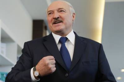 Лукашенко напоил водой пациентку с коронавирусом