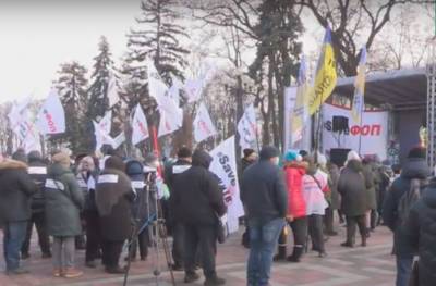 Киев шатает: под зданием Рады установили сцену, что происходит