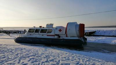 На Белоярском водохранилище спасатели вытащили рыбака с отколовшейся льдины. Мужчине грозит штраф