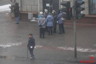 На площади Независимости в Минске силовики задерживают участников традиционной акции пенсионеров
